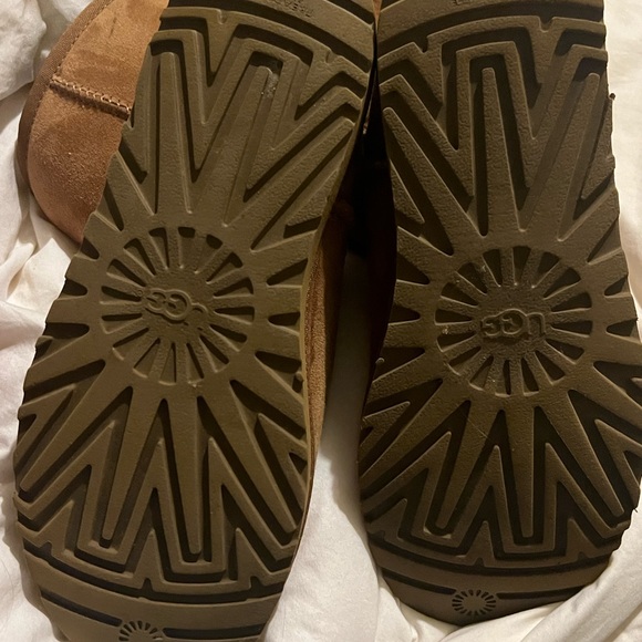 UGG Brown Classic tan Chestnut caramel Short warm comfy cabin Shearling Boots 9 - Picture 16 of 16